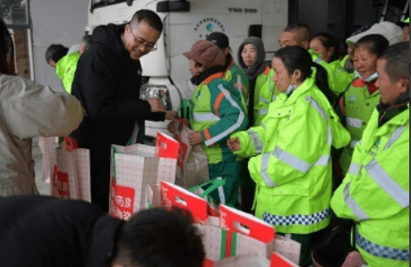 益丰大药房为环卫工送上“温暖礼包”J9数字平台新春走基层大江新闻联合(图3)